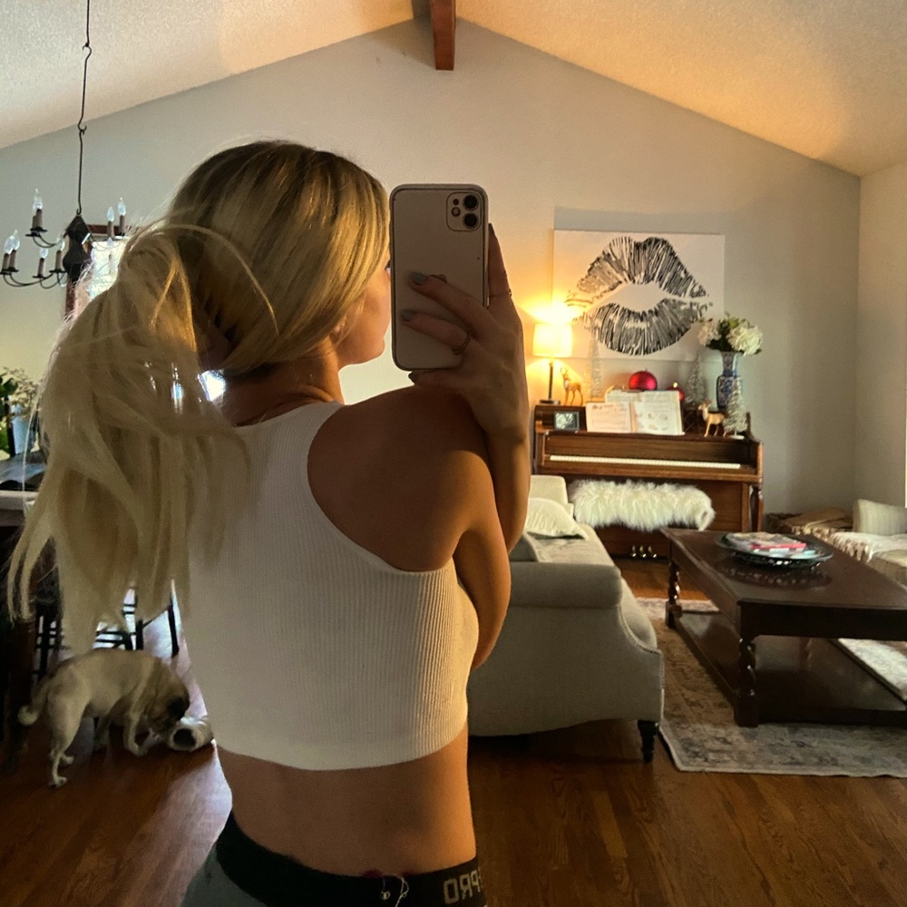 Cream thick strapped tank top. Tight and stretchy fitting. Size:small/ medium